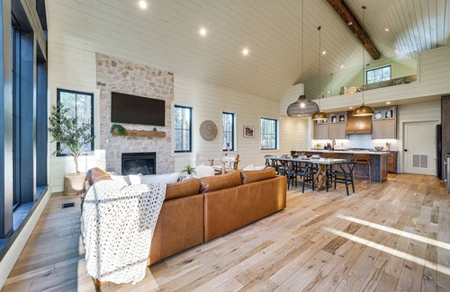 Broken Bow Cottage | Relaxing Broken Bow Cabin with Hot Tub on 3 Acres