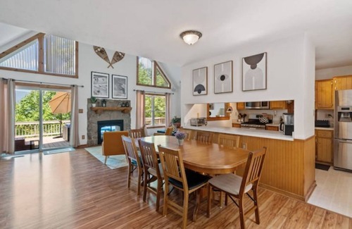 Mount Jackson Cabin | Inviting Bryce Cabin: Hot Tub, Mountain Views & Theater