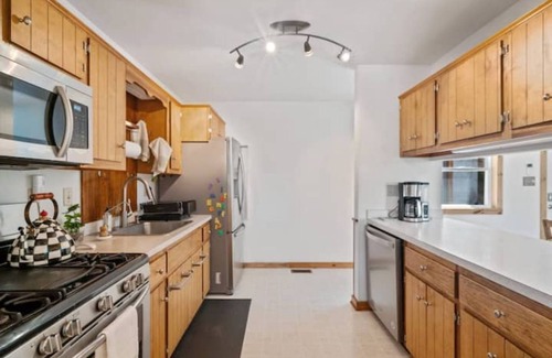 Mount Jackson Cabin | Inviting Bryce Cabin: Hot Tub, Mountain Views & Theater