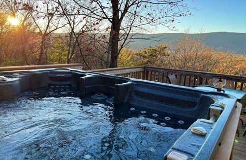 Mount Jackson Cabin | Inviting Bryce Cabin: Hot Tub, Mountain Views & Theater