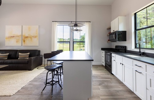 New Braunfels House | Elegant Bungalow with Spa & Lake Views near Historic Gruene