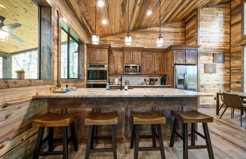 Broken Bow Cabin | Pet-Friendly Retreat with Spa and Lake Views - 10/10 Rated