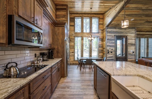 Broken Bow Cabin | Pet-Friendly Retreat with Spa and Lake Views - 10/10 Rated