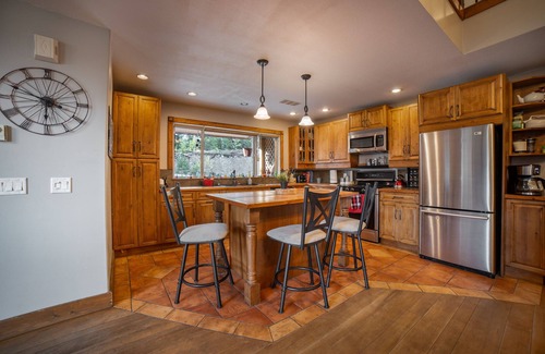 Shannon Lake House | Premier Cabin Retreat at Idabel Lake with Hot Tub & Views
