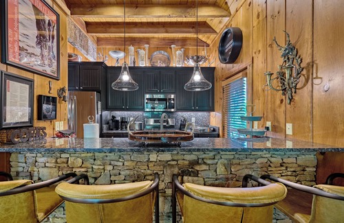 Highlands Cabin | Top-Rated Mountain Cabin Near Main Street with Spa & Breakfast