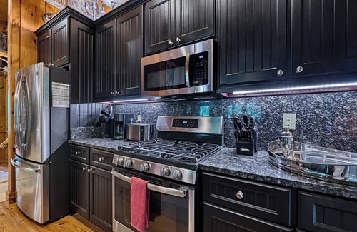 Highlands Cabin | Top-Rated Mountain Cabin Near Main Street with Spa & Breakfast