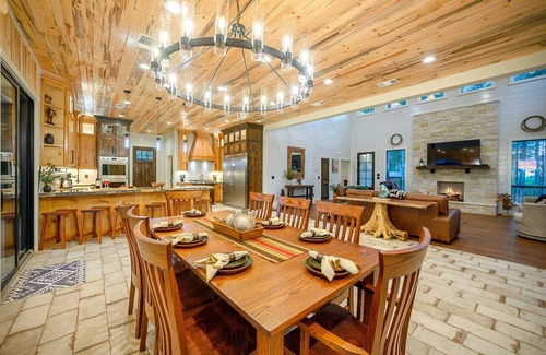 Pickens House | Luxury Cabin | Heated Pool, Hot Tub, Game Loft, Pickleball Court | Sleeps 23 – Risky Business