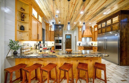 Pickens House | Luxury Cabin | Heated Pool, Hot Tub, Game Loft, Pickleball Court | Sleeps 23 – Risky Business
