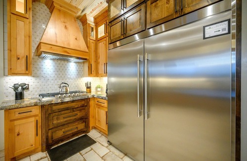 Pickens House | Luxury Cabin | Heated Pool, Hot Tub, Game Loft, Pickleball Court | Sleeps 23 – Risky Business