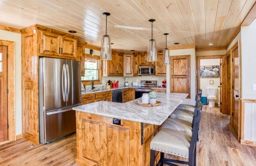 Mineral Bluff Cabin | Enchanting Blue Ridge Mountain Cabin with Ocean View & Spa