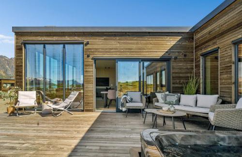 Vagan Apartment | Elegant Lofoten Cabin with Jacuzzi, Sauna & Ocean Views