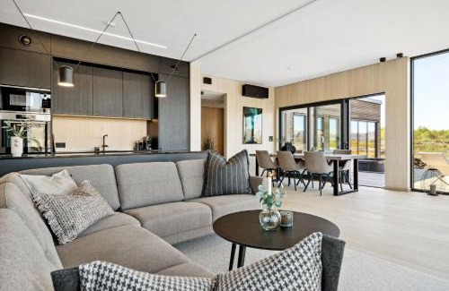 Vagan Apartment | Elegant Lofoten Cabin with Jacuzzi, Sauna & Ocean Views