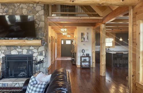 Logan Cabin | Idyllic Cabin Retreat in Hocking Hills with Spa & Hot Tub