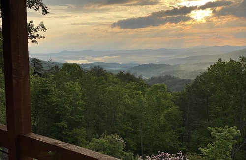 Blue Ridge Cabin | Pet-Friendly Cabin with Hot Tub & Lake Views - 10/10 Rated