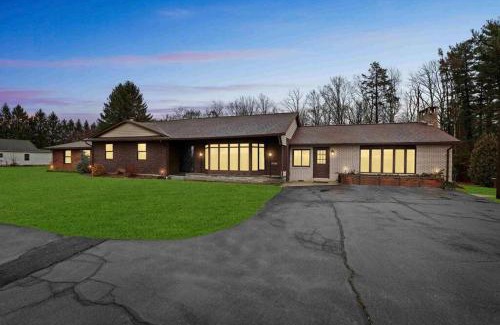 Aquashicola House | Inviting Cabin with Mountain View, Game Room & Gym Access