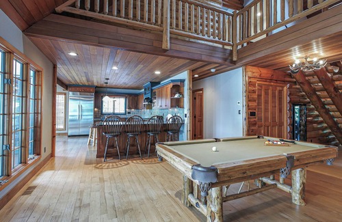 Mays Landing House | Riverfront Cabin Getaway: Pet-Friendly & Family Approved!
