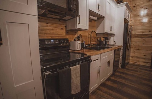 Wildwood House | Luxury Cabin | Outdoor Shower, Hot Tub, MTN Views!