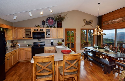 Banner Elk Cabin | Elegant Cabin with Panoramic Views & Cozy Fireplace