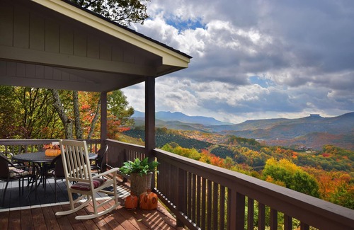 Banner Elk Cabin | Elegant Cabin with Panoramic Views & Cozy Fireplace