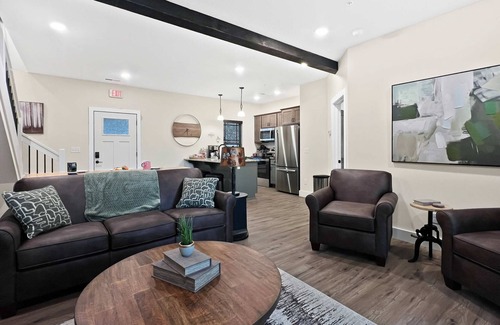 Hollister House | Luxury Cabin | Secluded Resort, 2 Pools & 2 Lakes