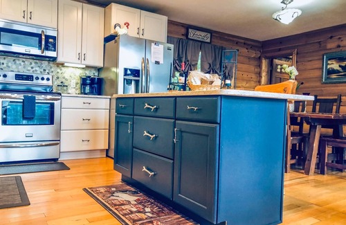 Bryson City Cabin | Explore Eagles Nest Hideaway: Amazing Views & Hot Tub