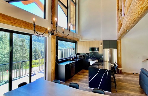 Hemlock Valley Cabin | Inviting Hemlock Cabin with Games Room & Hot Tub for 10