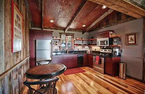 Wimberley House | Elegant Stony Ridge Cabins - Child Friendly Retreat