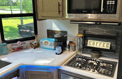 Skiatook House | Cozy Camper with Breakfast and Great Amenities Awaiting You