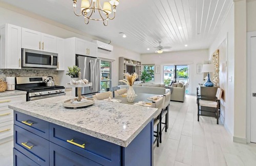 Nassau Cottage | "Luxury Canal-Front Retreat in the Bahamas: Your Dream Getaway Awaits!"