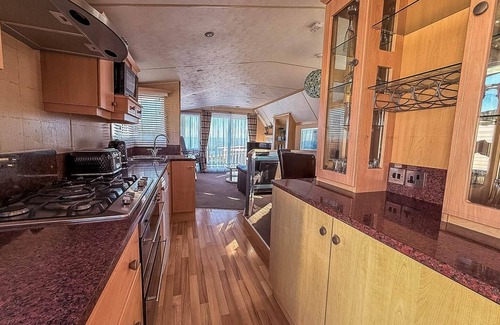 Hopton on Sea House | Coastal Retreat: Caravan for Hire at Hopton Holiday Park