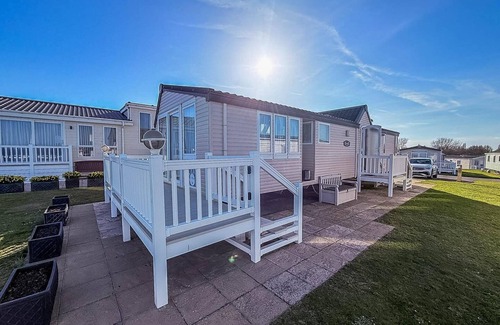 Hopton on Sea House | Coastal Retreat: Caravan for Hire at Hopton Holiday Park