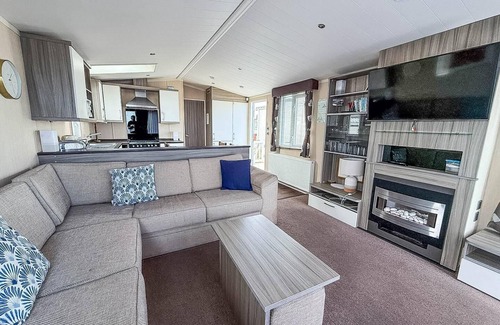 Hopton on Sea House | Impressive Sea View Caravan at Hopton Holiday Park, 10/10