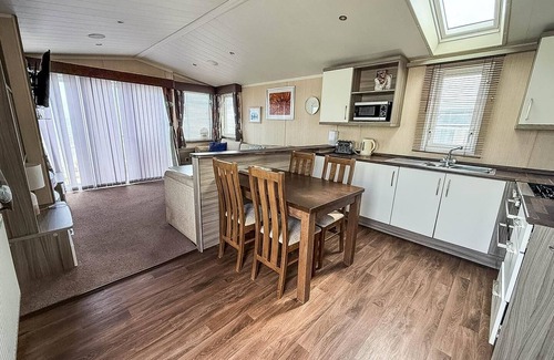 Hopton on Sea House | Impressive Sea View Caravan at Hopton Holiday Park, 10/10