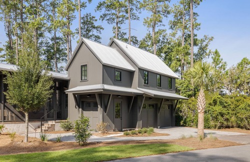 Bluffton House | Elegant Carriage House Retreat in Moreland Village