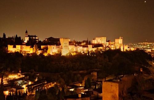 Sacromonte House | Elegant Cave Retreat with Alhambra Views and Free WiFi