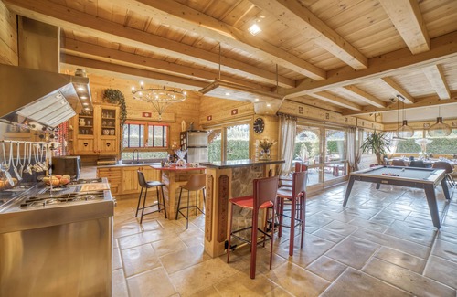 Araches-la-Frasse Ski Chalet | Chalet Retreat in French Alps - Hot Tub & Perfect for Groups