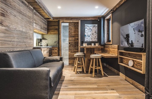 Le Lavachet Ski Chalet | Elegant Chalet in Tignes 2100 with Spa and Slope Access
