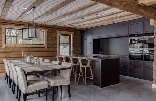 Transtrand House | Elegant Chalet with Pet-Friendly Amenities & Breakfast Options