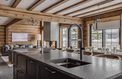 Transtrand House | Elegant Chalet with Pet-Friendly Amenities & Breakfast Options