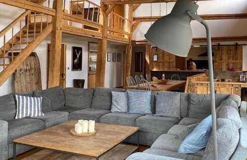 La Cote-d'Arbroz Ski Chalet | Scenic Chalet with Hot Tub & Sauna - 4-Star Retreat