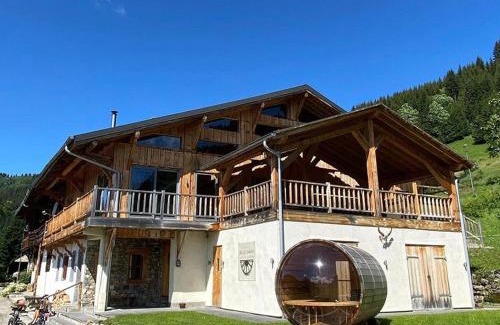 La Cote-d'Arbroz Ski Chalet | Scenic Chalet with Hot Tub & Sauna - 4-Star Retreat