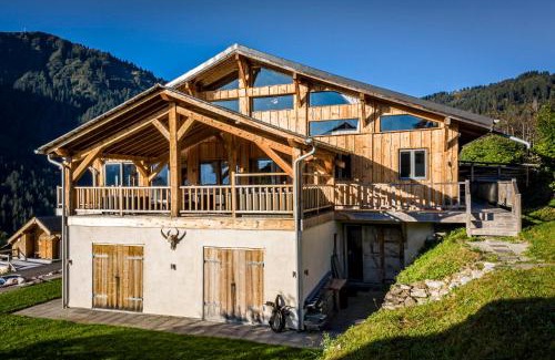 La Cote-d'Arbroz Ski Chalet | Scenic Chalet with Hot Tub & Sauna - 4-Star Retreat