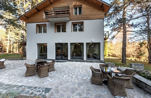 Razlog Ski Chalet | Elegant Chalet in Private Pine Park at Pirin Mountain