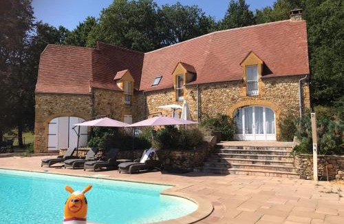 Beynac-et-Cazenac Villa | Elegant Chateau with Pool & Hot Tub in Dordogne - 4 Stars