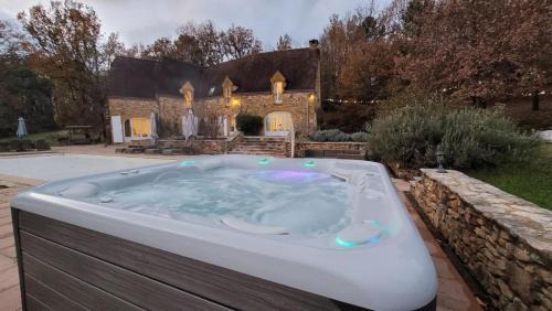 Beynac-et-Cazenac Villa | Elegant Chateau with Pool & Hot Tub in Dordogne - 4 Stars