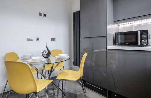 Bromley South Apartment | Stylish Apartment near Canary Wharf with Breakfast & Kitchen