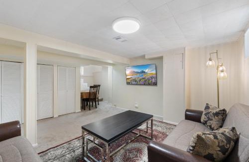 Budlong Woods Apartment | Elegant Chicago Suite with Breakfast & Eco-Friendly Amenities
