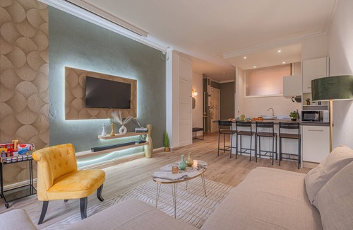 Quartier Chorier-Berriat Apartment | Ultimate Cinephile Retreat with Balconies and Mini Bar