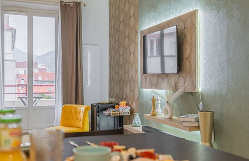 Quartier Chorier-Berriat Apartment | Ultimate Cinephile Retreat with Balconies and Mini Bar