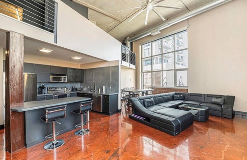 Golden Triangle Apartment | Modern City Loft with Stunning Mountain Views in Golden Triangle